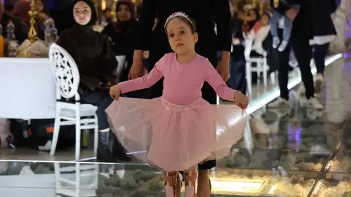 SMA Teşhisi Konulan Asya, Sahneye Çıkarak Bale Yaptı