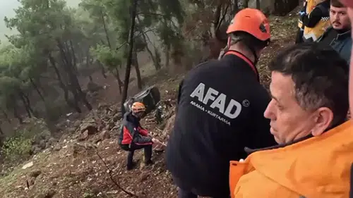 Antalya'da otomobil uçuruma yuvarlandı! Sürücü halatla kurtarıldı