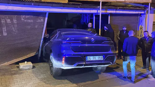 Sivas’ta Fren Yerine Gaza Bastı: Otomobil Markete Daldı!