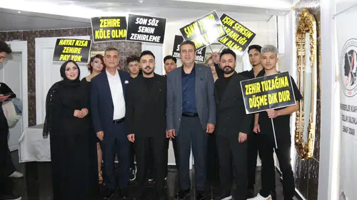 Makaslarını Bıraktılar, Sahneye Çıktılar: Kuaförlerden Uyuşturucuya Net Mesaj