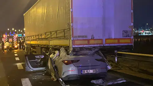 Eryaman’da korkunç kaza! Otomobil tıra çarpıp 300 metre sürüklendi