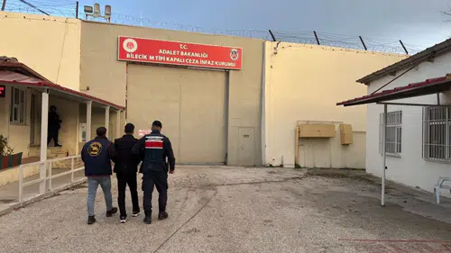 Kendisini asker olarak tanıttı, yaşlı kadına acımadan dolandırıp kaçtı!