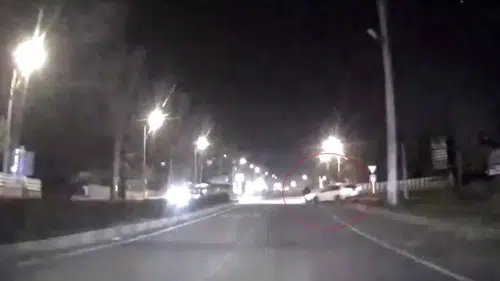 Vicdanları sızlatan anlar kamerada! Motosikletliye çarpıp gözünü bile kırpmadan kaçtı