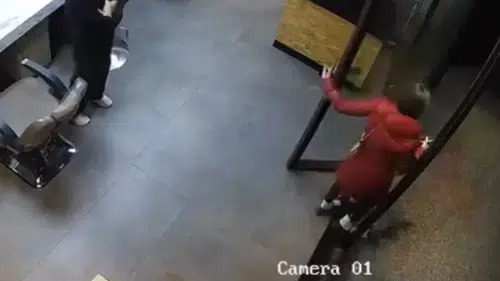 Esenyurt’ta pes dedirten olay! Saçını yaptırdıktan sonra 'Kart Arabada' deyip ortadan kayboldu