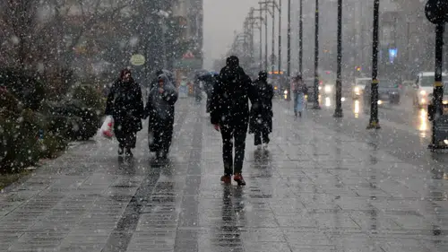 Kar Sürprizi: Kent Meydanı Kartpostallık Görüntülere Sahne Oldu