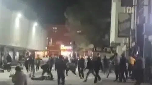 Erzincan’da husumetli gruplar hastane önünde çatıştı! Tabureler havada uçuştu