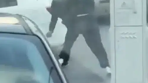 İstanbul’da pes dedirten olay! Çocuklar yumruk yumruğa kavga etti, herkes izlemekle yetindi