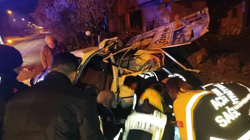 Aydın-Denizli yolunda korkutan kaza! Otomobil ağaca ok gibi saplandı