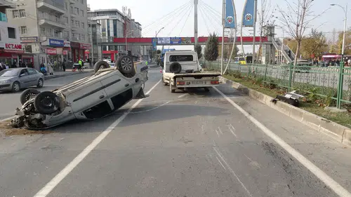 Malatya’da hastane önü savaş alanına döndü! Araçlar takla attı