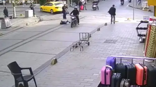 Fatih’te korku dolu anlar! Annesinin elini bırakan küçük kıza motosiklet çarptı