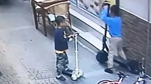 Küçük hırsızlar! Boyundan büyük scooter’ı çalıp yerine oyuncağını bıraktılar