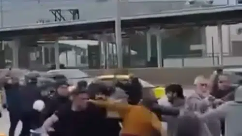 Husumetlilerin Sokak Savaşı: Sopalar ve Kasklar Havada Uçuştu!