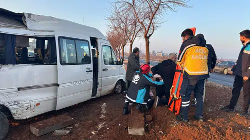 Şanlıurfa’da sabah korkusu! İşçileri taşıyan minibüs ağaca çarptı, 7 yaralı