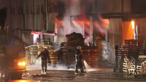 Adana’da korkutan yangın! Fabrikadan alevler yükseldi