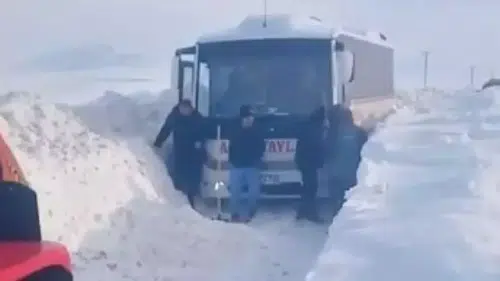 Bizim Muhtar Görev Başında! Kara Saplanan Midibüsü O Çıkardı