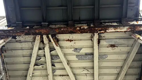 Korku Dolu Anlar: Köprüden Kopan Parçalar Arabayı Hurdaya Çevirdi