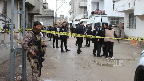 Adana’da sokakta dehşet! Taş, sopa ve kurşunlar havada uçuştu