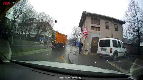 Üsküdar'da kamyonun kapağı açıldı: Gazeteciler ve yayalar ölümden döndü!