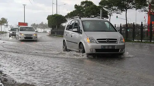 Sivas’ta Yoğun Kar Yağışı Sonrası Eriyen Karlar Su Birikintilerine Dönüştü