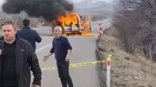 Konya'da yolcu minibüsü kül oldu: Yolcular dakikalarla kurtuldular!