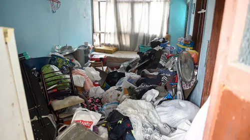 Adana'da kötü koku ihbarı sonrası şok manzara! Evden 1 kamyon çöp çıktı