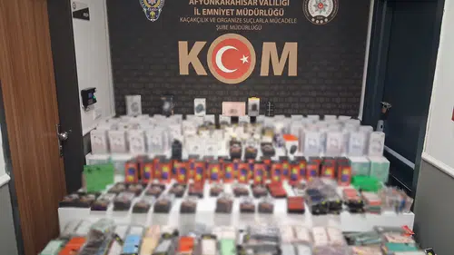 Polis durdurdu, ruhsatsız tabanca ele geçirildi