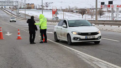 Sivas-Kayseri Yolu Fırtına Nedeniyle Kapandı: Son Durum