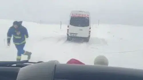 Sivas'ta Kar Esareti: Altınyayla Yolunda Tırlar Makas Attı!