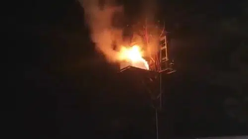 Diyarbakır Sur’da elektrik paniği! Direkteki pano alev aldı