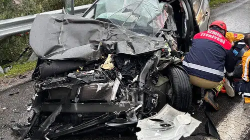 İzmir çevre yolu’nda dehşet anları: 4 araç birbirine girdi, yaralı araçta mahsur kaldı