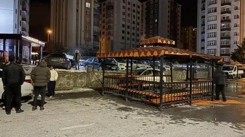 Fırtına Ağaçları Devirdi, Kameriyeyi Yola Fırlattı