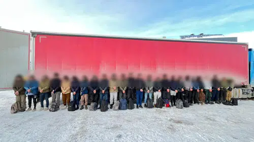 Sivas’ta Tır Dorsesinde 25 Düzensiz Göçmen Yakalandı: Şoför Tutuklandı