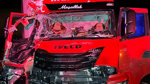 Uşak'ta seyir halindeki tırlar çarpıştı: 1 yaralı