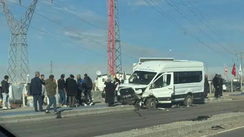 Batman’da dehşet anları! Tır minibüsü biçti, 6 yaralı