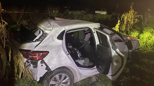 Osmaneli yolunda facianın eşiğinden dönüldü! Otomobil tırlara daldı: 2 yaralı