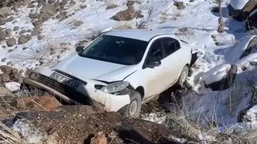 Buzlanan yolda dehşet! Otomobil köprüden dereye uçtu