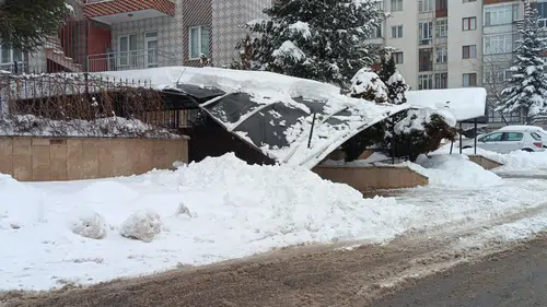 Sivas’ta Yoğun Kar Yağışı Kazaları Beraberinde Getirdi