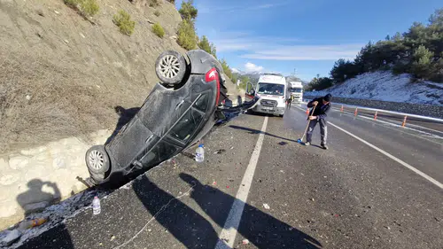 Buzlanan yolda otomobil takla attı! 4 yaralı