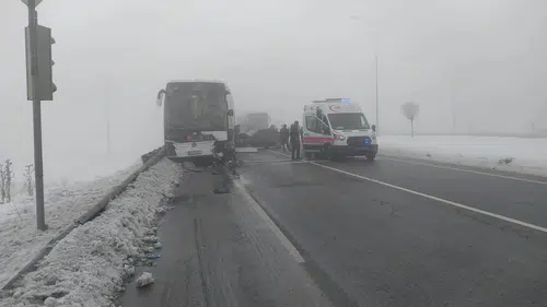 Gemerek'te Yolcu Otobüsü Kazaya Karıştı: Yaralılar Var!