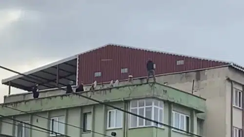 Bursa’da nefes kesen anlar! 5 katlı binanın çatısında intihar girişimi