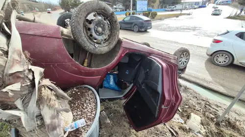 Virajda kontrolü kaybetti, araç takla attı!