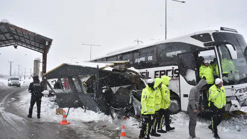 Bitlis'te feci kaza! Kar nedeniyle kayan otobüs 4 polisi yaraladı