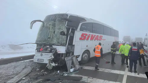 SİVAS–KAYSERİ KARAYOLUNDA SİS KAZALARA NEDEN OLDU: 2 YARALI