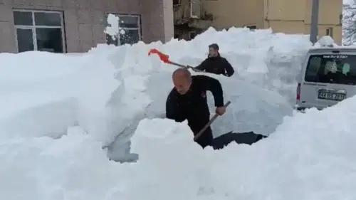 Rekor Kar Yağışı Evler Kar Altında Kayboldu: Tam 1,5 Metre!