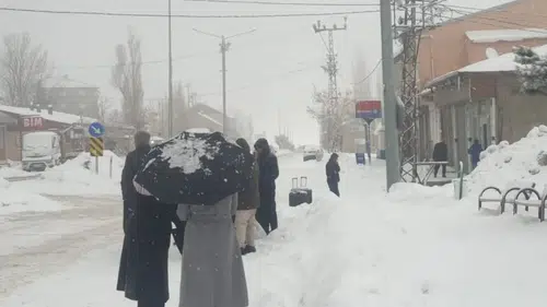 90 yerleşim yerinin yolu kardan kapandı