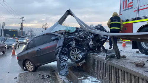 Kocaeli’de yağış kabusu! Otomobil bariyerlere saplandı