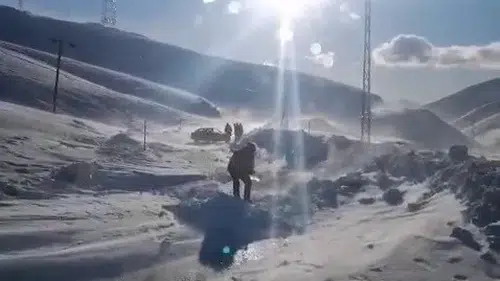 Sincik’te tipiye karşı imece: Mahsur kalan araç kurtarıldı