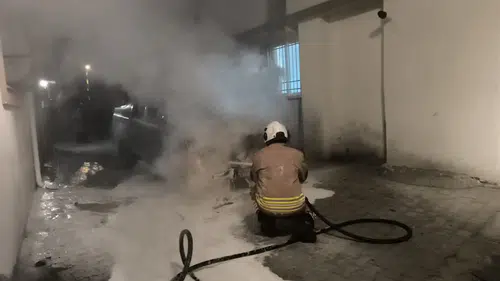 Park halindeki otomobil bir anda alev aldı! Geriye hurda kaldı