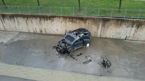 Kaza anı kamerada: Otomobil takla atıp dereye düştü