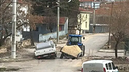 Toprak altında kalan araçlar: Seyitgazi’de yol çöktü